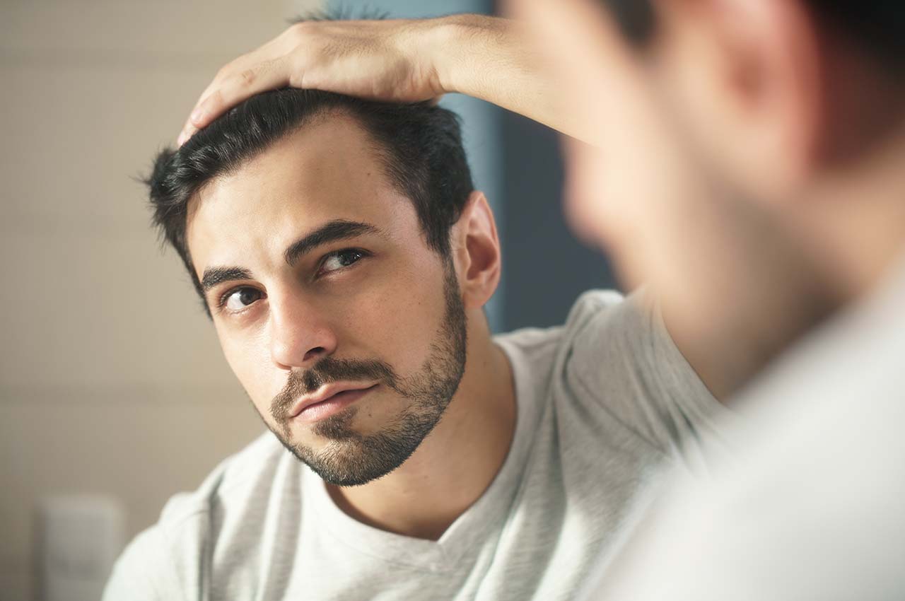 Queda de Cabelo Masculina Precoce: Quando Iniciar o Acompanhamento M&eacute;dico?