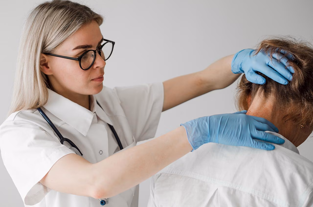 Infecções Fúngicas no Couro Cabeludo: Quando a Caspa e a Coceira Escondem um Problema Maior